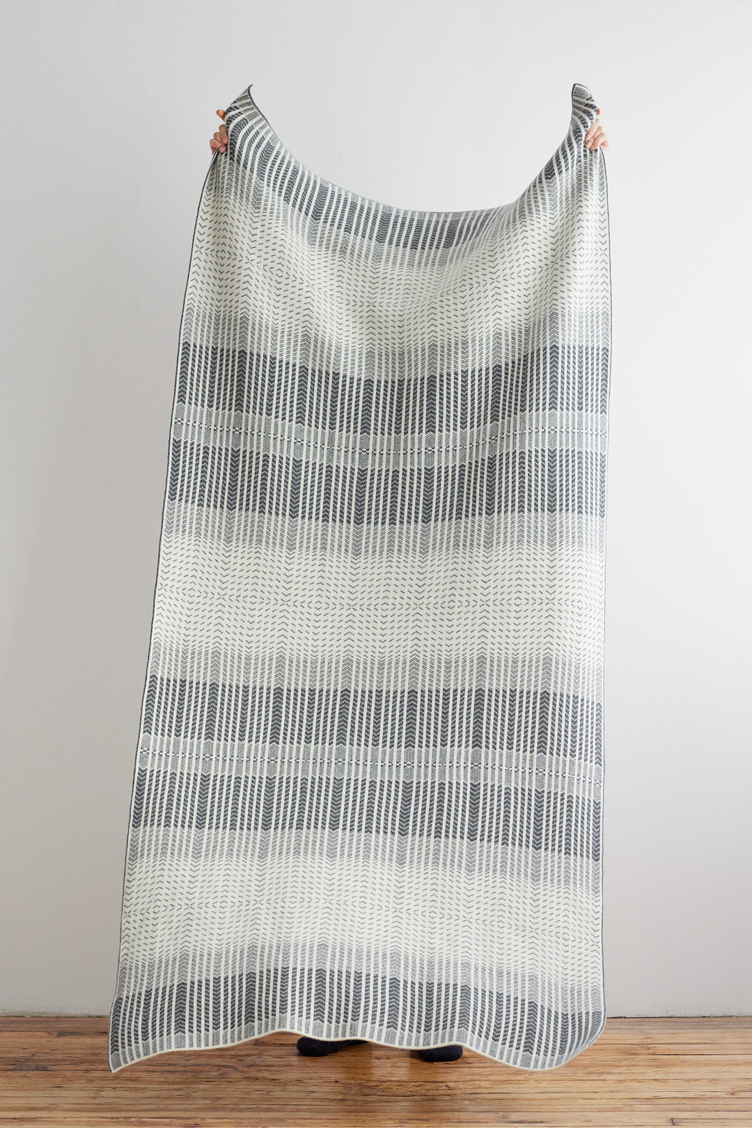 Blanket "Wave" - Wolf Grey & White